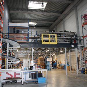 Plateforme modulaire + toboggan industriel + escalier hélicoïdale + portillon de plateforme